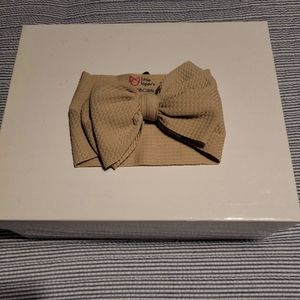Newborn baby head bow by little loper's